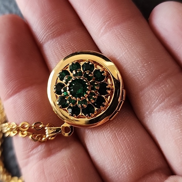 Elegant Avon Gold and Green Pendant Necklace - Picture 6 of 12